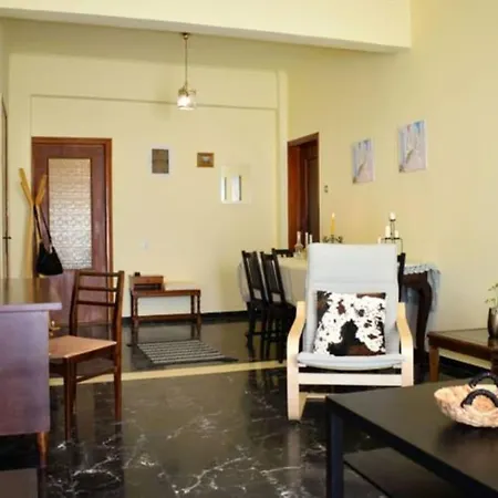 Marble Cool 2-bedroom Down Town Yard House